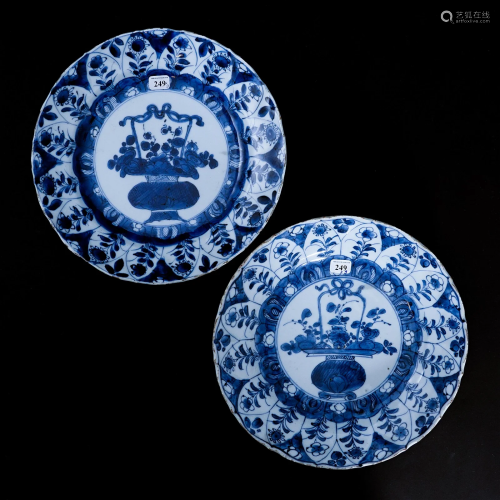 A pair of underglaze blue plates in Qing Dynasty