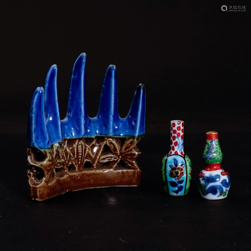 A pair of famille rose penholder and bottles in Qing Dynasty