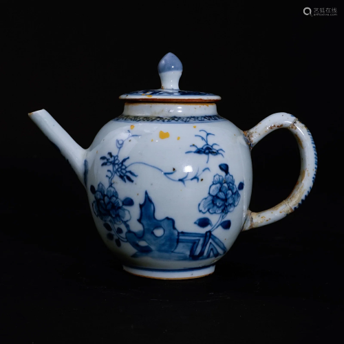 A underglaze blue pot in Qing Dynasty