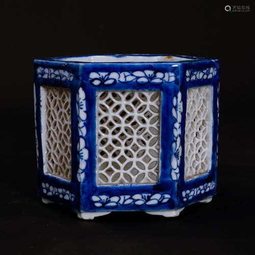 A underglaze blue incense box in Qing Dynasty