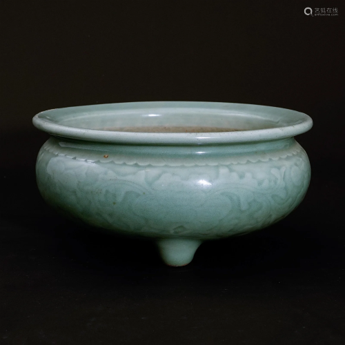 A celadon incense burner in Qing Dynasty