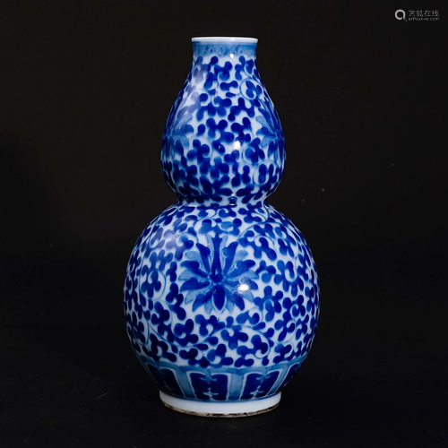 A underglaze blue vase in Qing Dynasty