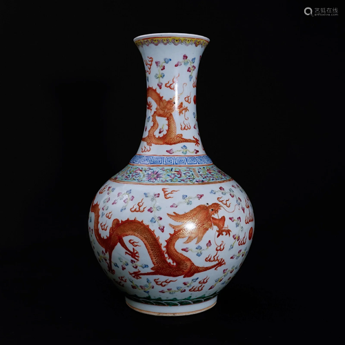 A famille rose vase with a dragon patternin Qing Dynasty