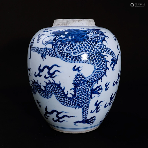 A underglaze blue jar with a dragon patternin Qing Dynasty