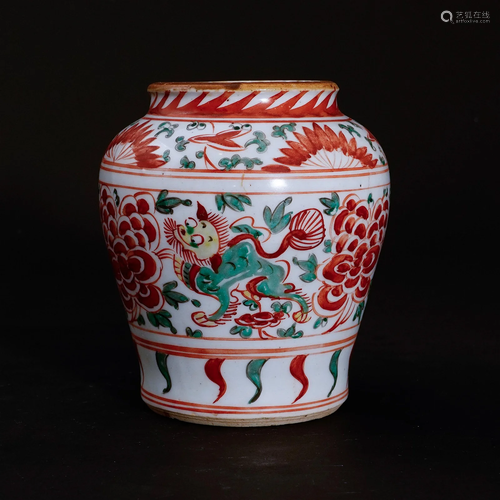 A red-green jar in the Kangxi period of the Qing Dynasty