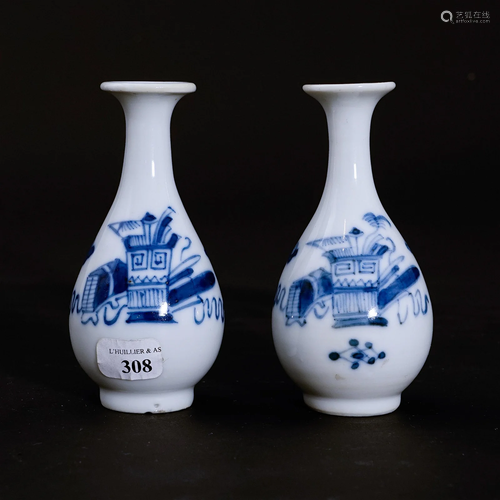 A pair of underglaze blue vases in Qing Dynasty