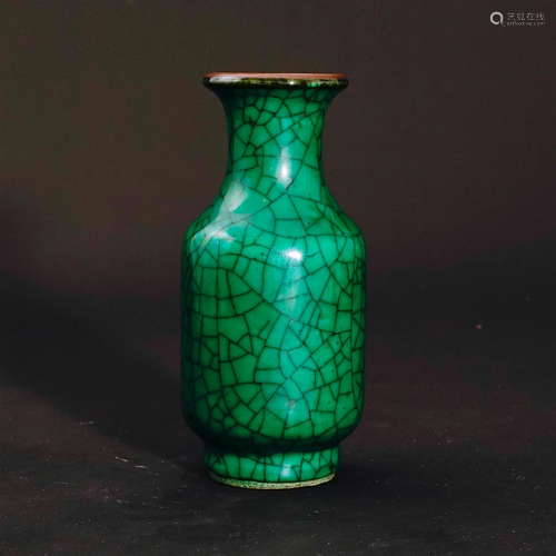 A green glaze vase in Qing Dynasty