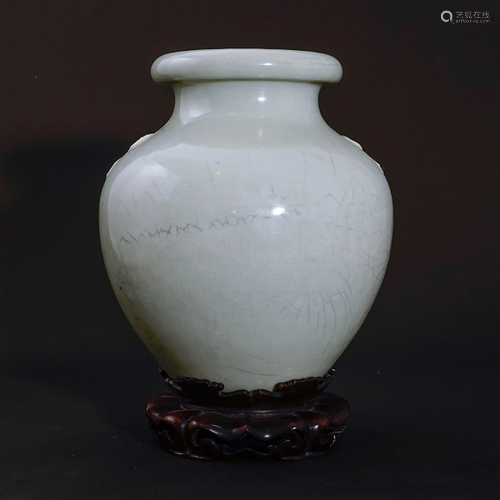 A Ge glaze vase in the Qianlong period of the Qing Dynasty