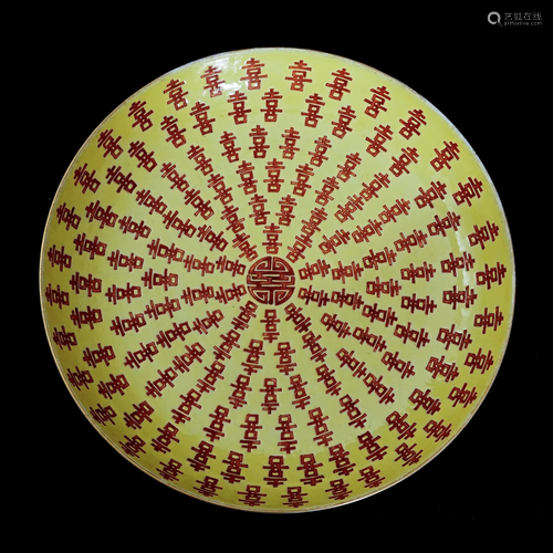 A famille rose plate in the Tongzhi period of the Qing Dynas...