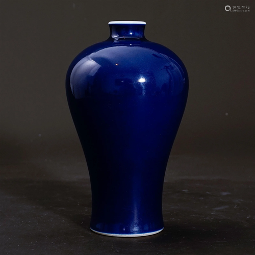 A blue glaze vase in the Kangxi period of the Qing Dynasty