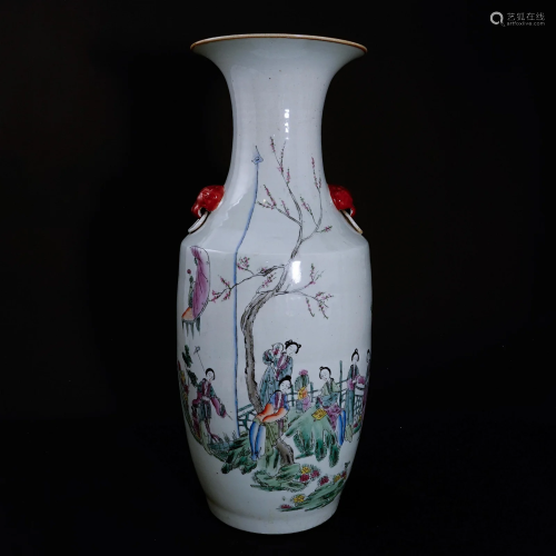 A famille rose large vase in Qing Dynasty