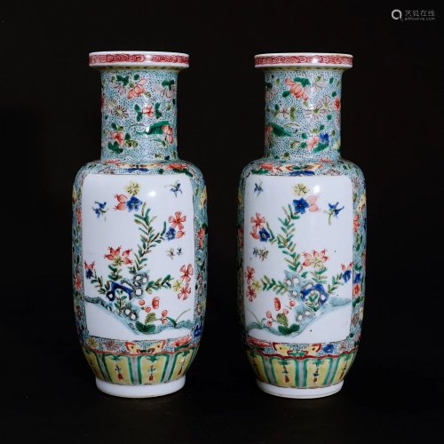 A pair of famille rose vases in Qing Dynasty