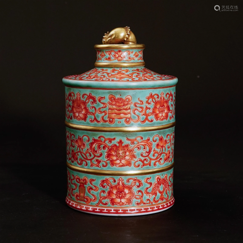 A famille rose jar with painted goldin the late Qing Dynasty...