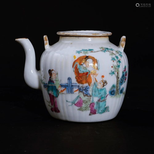 A famille rose pot with figuresin Qing Dynasty