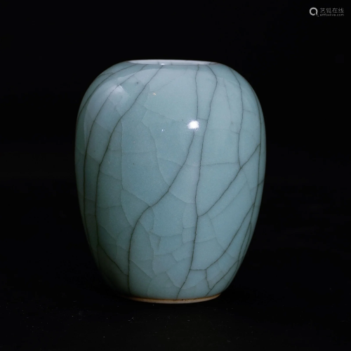 A imitation Ge glaze water container in Qing Dynasty
