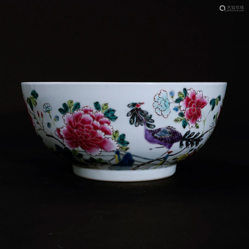 A famille rose bowl in the Qianlong period of the Qing Dynas...