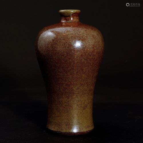 A brown glaze vase in Qing Dynasty
