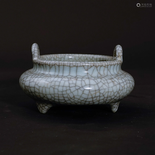 A Ge glaze incense burner with two handlesin Qing Dynasty