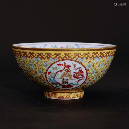 A famille rose bowl in the Guangxu period of the Qing Dynast...