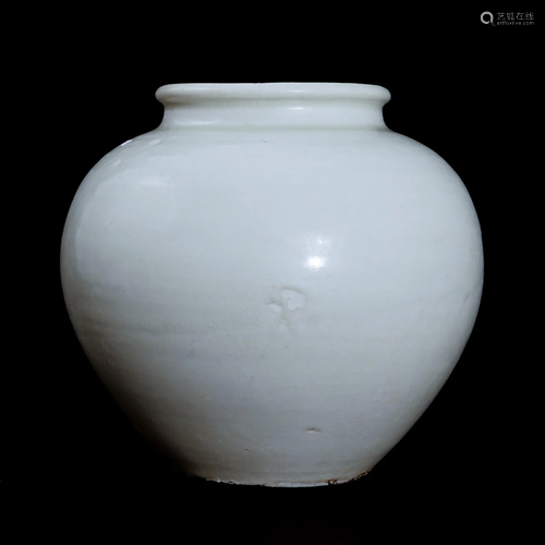 A white glaze jar from Xing warein Tang Dynasty