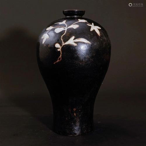 A black glaze vase with a white patternin Song Dynasty