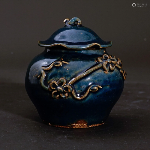 A blue glaze jar in Ming Dynasty