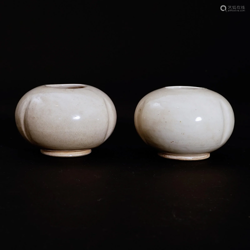 A pair of white glaze water containers in Tang Dynasty