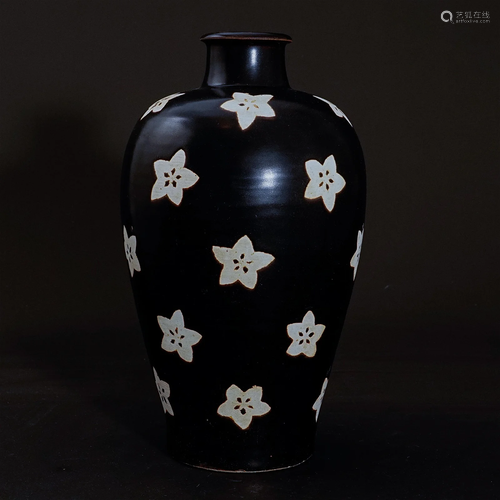 A vase from Jizhou warewith a plum patternin Song Dynasty