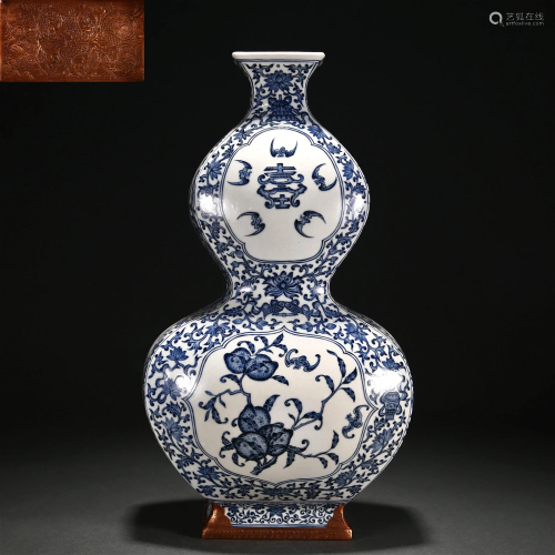 A Chinese Blue and White Double Gourds Vase