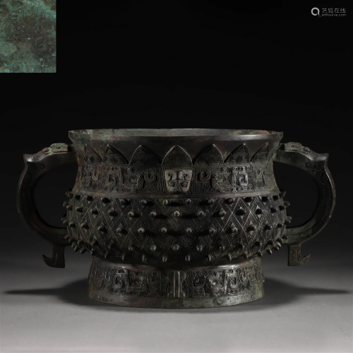 A Chinese Archaic Bronze Food Vessel Gui