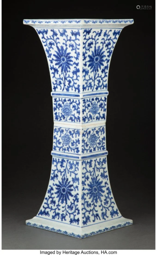 A Chinese Blue and White Porcelain Vase 18 x 6-7