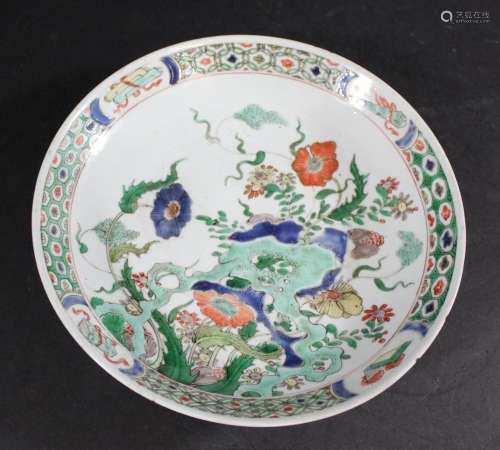 CHINESE FAMILLE VERTE DISH Kangxi period, the centre painted...