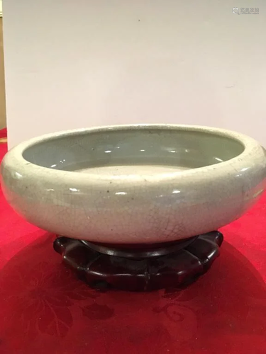 A Ge-Type Round Water Pot, Qing Dynasty