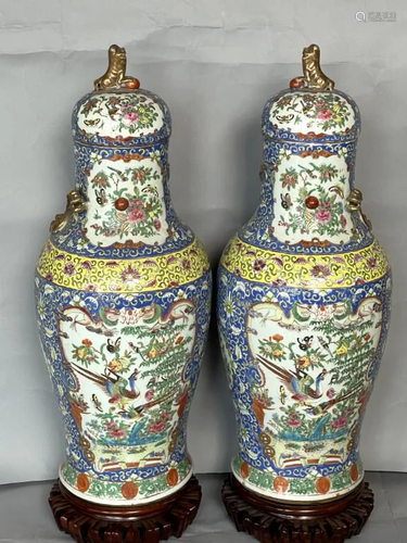 A Pair of Rose Medallion Vases, Qing Dynasty