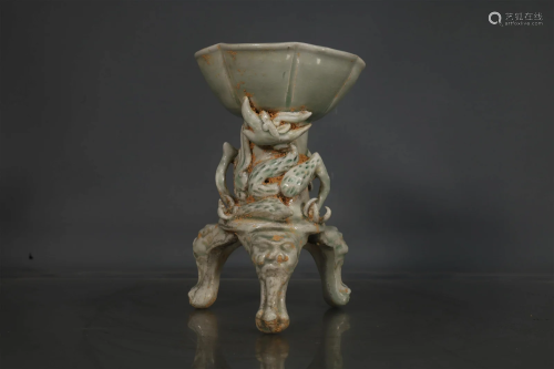 A Yueyao Tripod 'Dragon' Oil Lamp