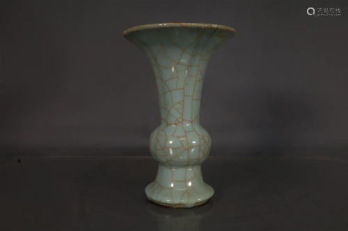 A Longquanyao Flower Vase