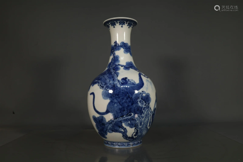 A Blue And White Quasi Gallbladder-Shaped Vase