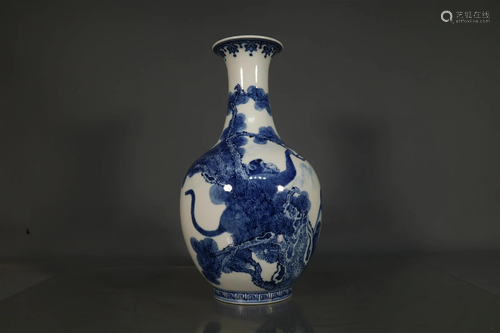 A Blue And White Quasi Gallbladder-Shaped Vase