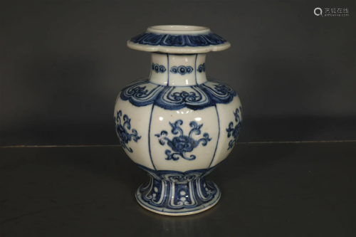 A Fine Blue And White Lingzhi Pattern Appreciation Vase