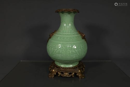 A Pea-Green-Glazed Carved Pear-Shaped Vase Inlayed with Desi...
