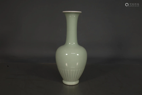 A Wonderful Bean-Green Glazed Long-Necked Vase