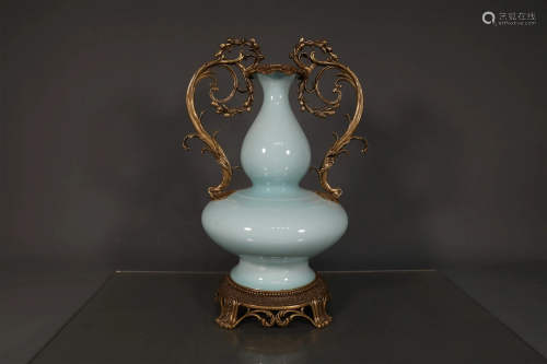 A Lavender-Grey-Glazed Gourd-Shaped Vase Inlayed with Design...