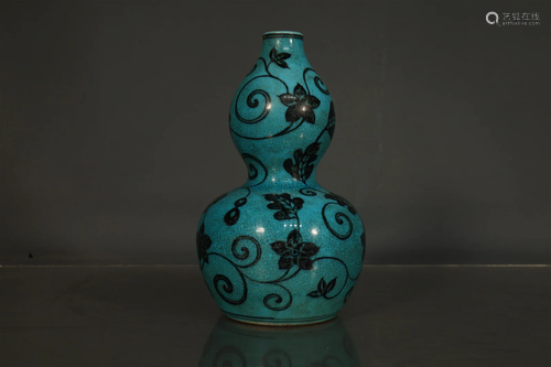 A Delicate Green-Ground Black Color Flower Gourd Bottle