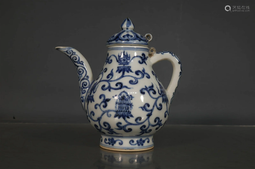 A Delicate Blue And White Interlocking Branch Wine decanter