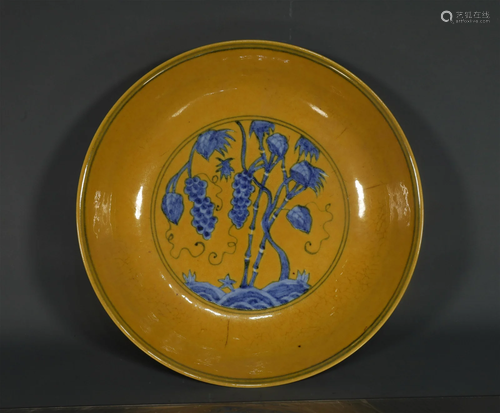 A Fabulous Blue and White "Yellow-glazed""Gra...