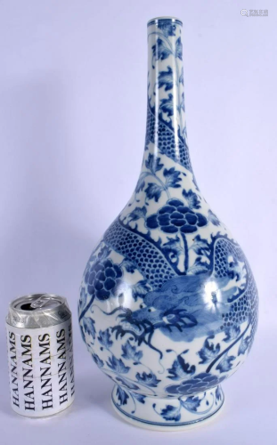 A LARGE 19TH CENTURY CHINESE BLUE AND WHITE PORCELAIN VASE p...