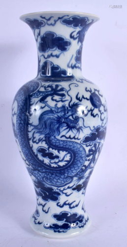 A CHINESE BLUE AND WHITE PORCELAIN VASE 20th Century, decora...