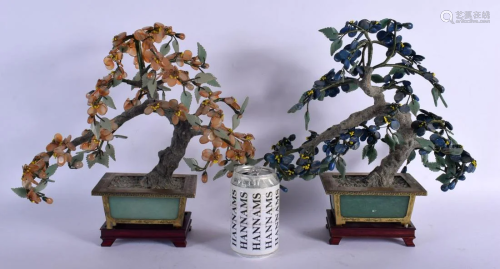 A PAIR OF EARLY 20TH CENTURY CHINESE JADE AND GILT METAL BON...