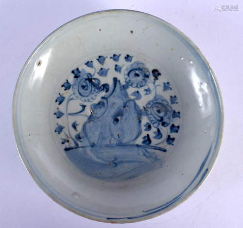 A 17TH/18TH CENTURY CHINESE SWATOW TYPE BLUE AND WHITE DISH ...