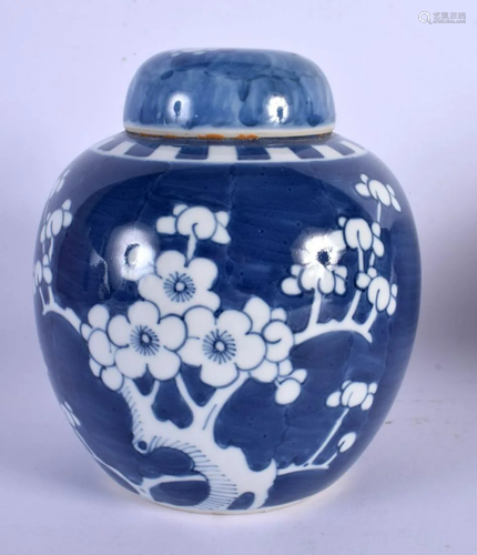 AN EARLY 20TH CENTURY CHINESE BLUE AND WHITE GINGER JAR AND ...